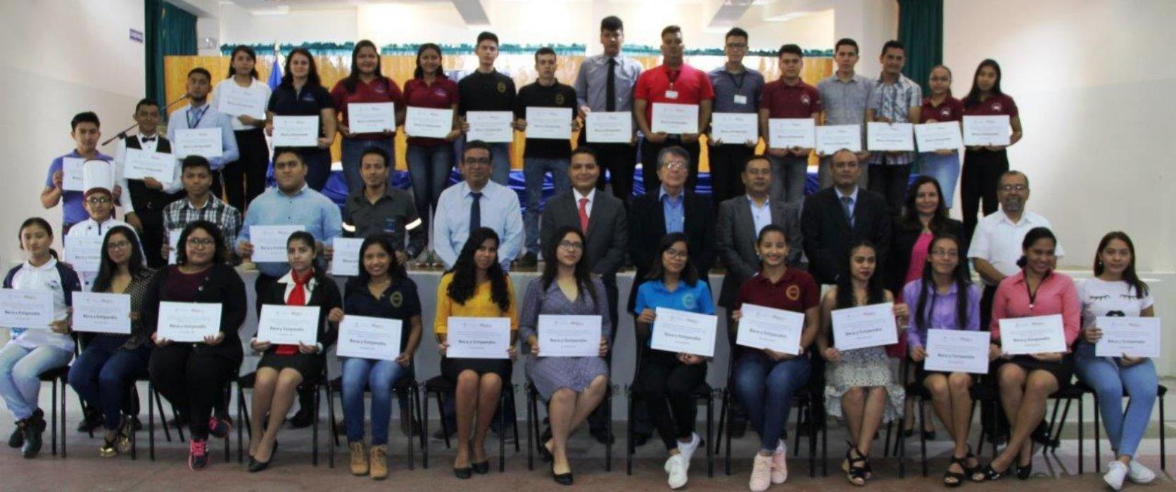gobierno-entrega-mas-de-3000-becas-de-estudio-tecnico-a-jovenes
